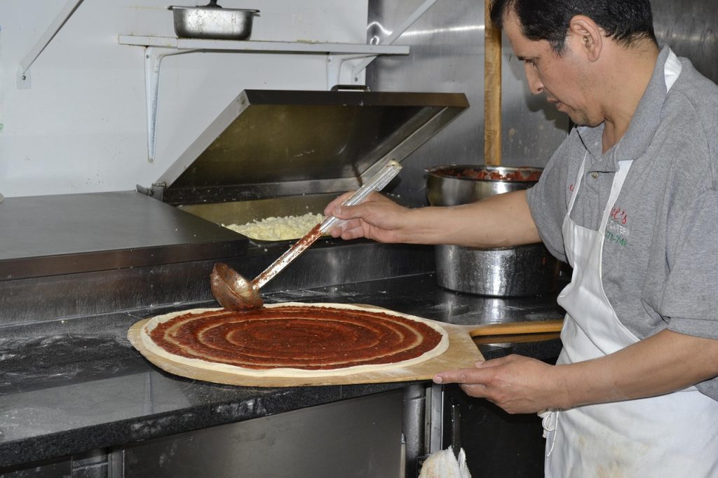 Service de repas chauds et pizzas fraîches pour événements corporatifs et cafétérias.