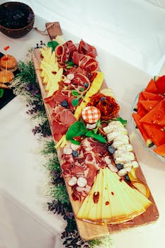 Plateau de charcuteries et fromages fins préparé par Station Gourmet Montréal.