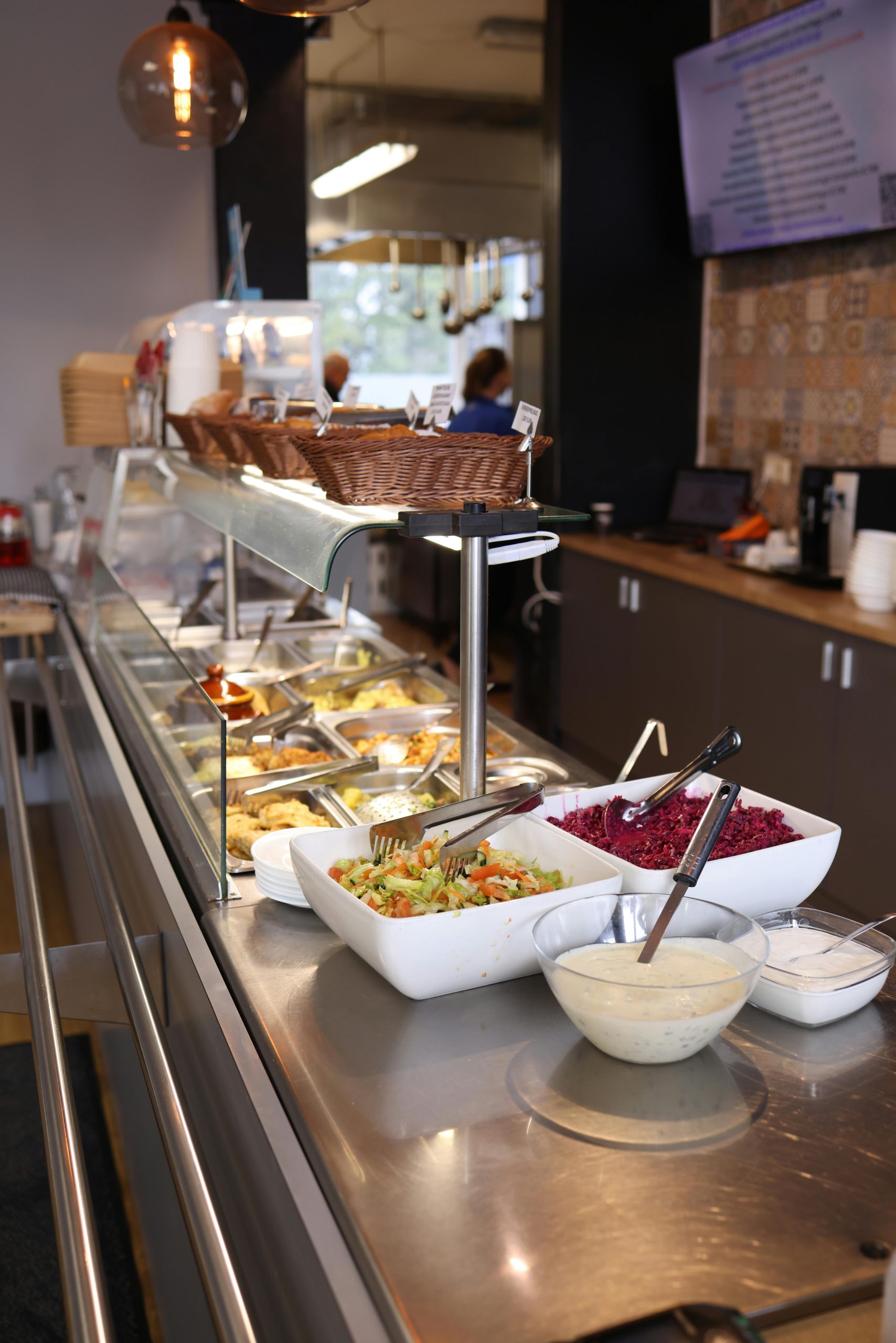 salad bar dans un cafeteria moderne
