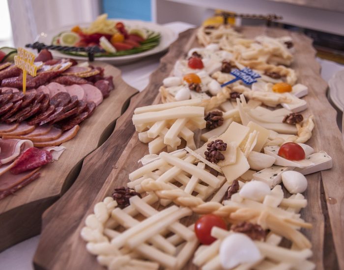 Plateau de fromages fins et produits locaux pour service traiteur à Montréal.