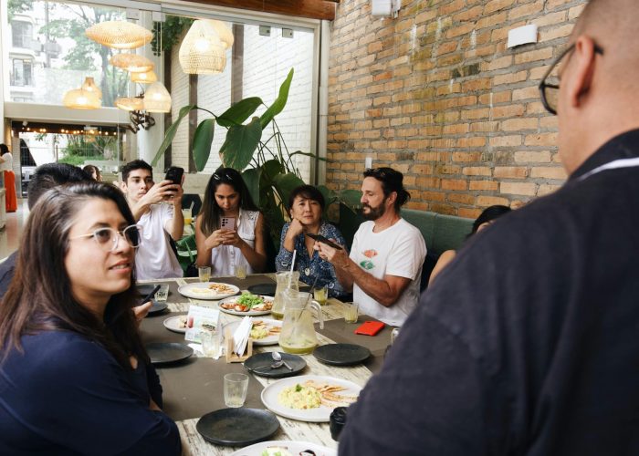 Clients partageant un repas convivial préparé par Station Gourmet.
